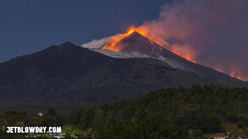 Amukan Dahsyat Gunung Etna Muntahkan Lava Pijar: Neraka di Tanah Italia Terbuka!